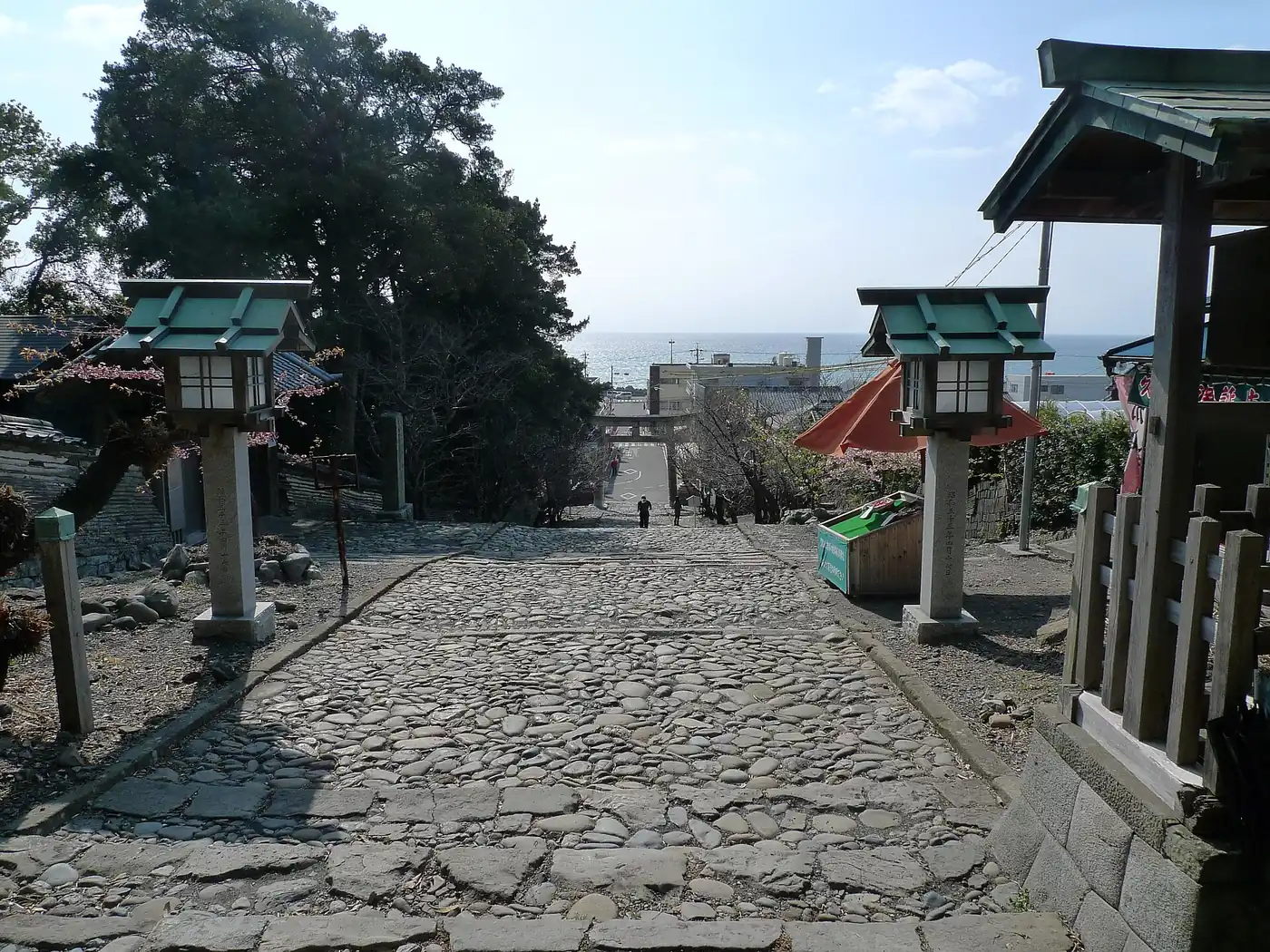 The stone front approach of Kunozan dropping toward Suruga Bay and the strawberry coast