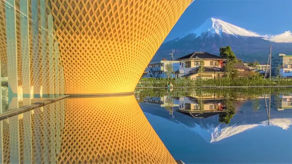 The lattice cone and Fuji reflected in the water basin