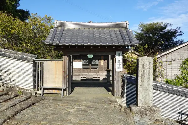 A tile-roofed gate inside the Kunozan precinct