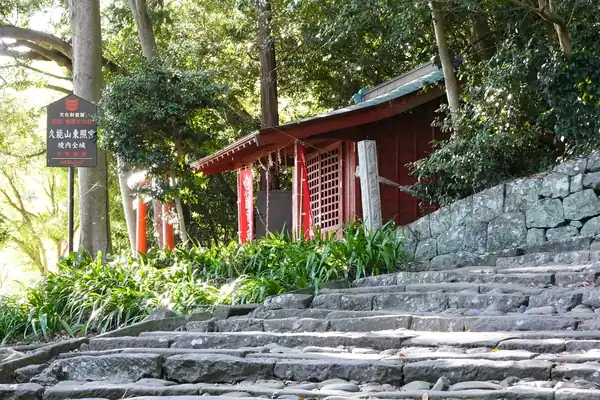 Stone steps and a sub-shrine at Kunozan