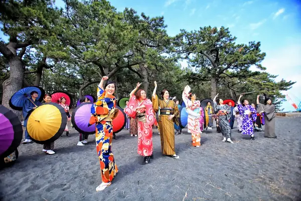 Dancers in kimono under the pines at Miho no Matsubara